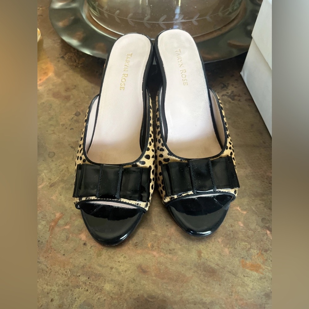 Preowned Taryn Rose FICO Black Animal Print Heels Size 9M